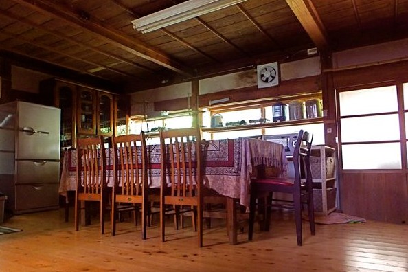 座卓　昭和　レトロ　古民家　シェアハウス 古民家 シェアハウス 風樹 | 日本のゲストハウスをお得に探せるサイト